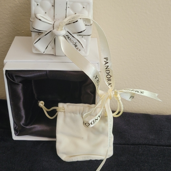 PANDORA 2016 CERAMIC CHRISTMAS GIFT BOX ORNAMENT - Picture 3 of 9